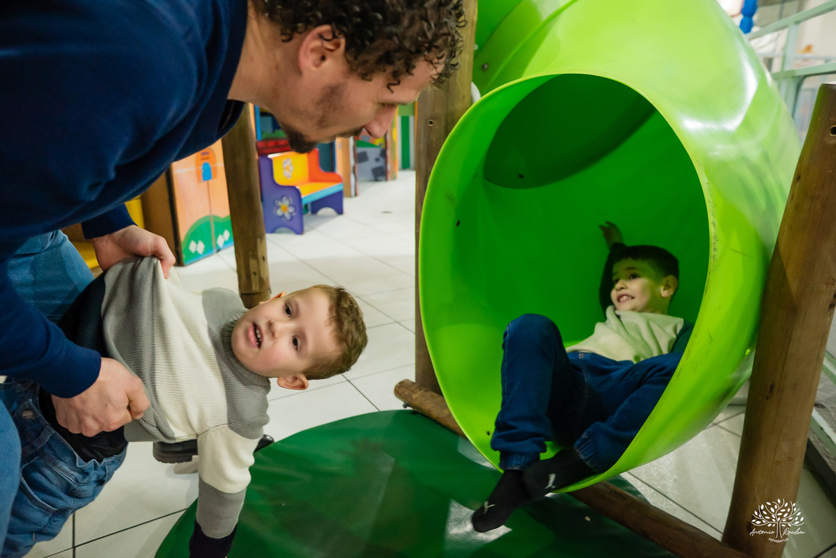 aniversário infantil - fotografia de aniversário - fotógrafo Pelotas - decoração dinossauros - festa temática infantil - fotografia espontânea - parabéns animado - docinhos da festa - salão Tio Guigui - fotografia de infância - Antonio Rocha Fotografias