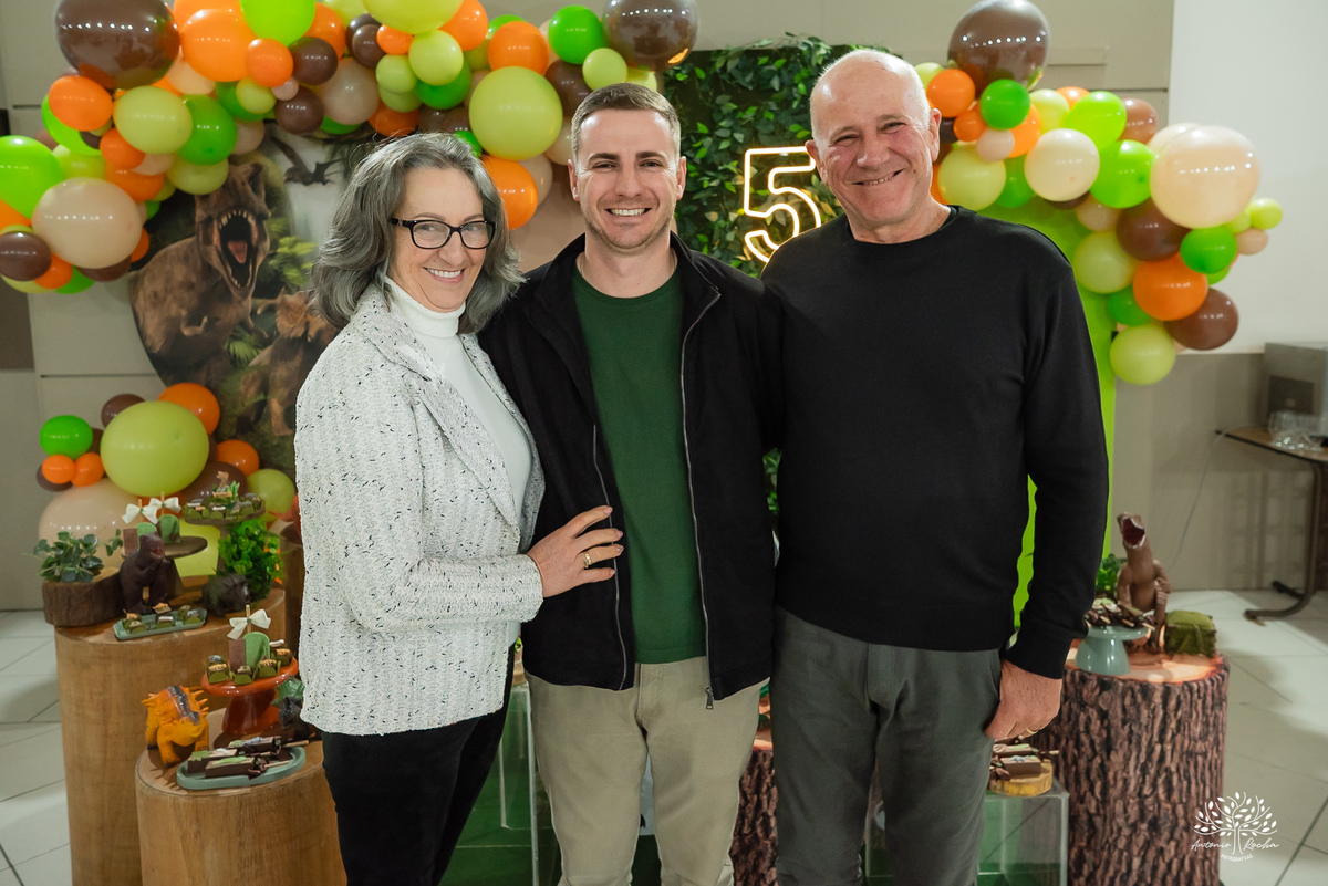 aniversário infantil - fotografia de aniversário - fotógrafo Pelotas - decoração dinossauros - festa temática infantil - fotografia espontânea - parabéns animado - docinhos da festa - salão Tio Guigui - fotografia de infância - Antonio Rocha Fotografias