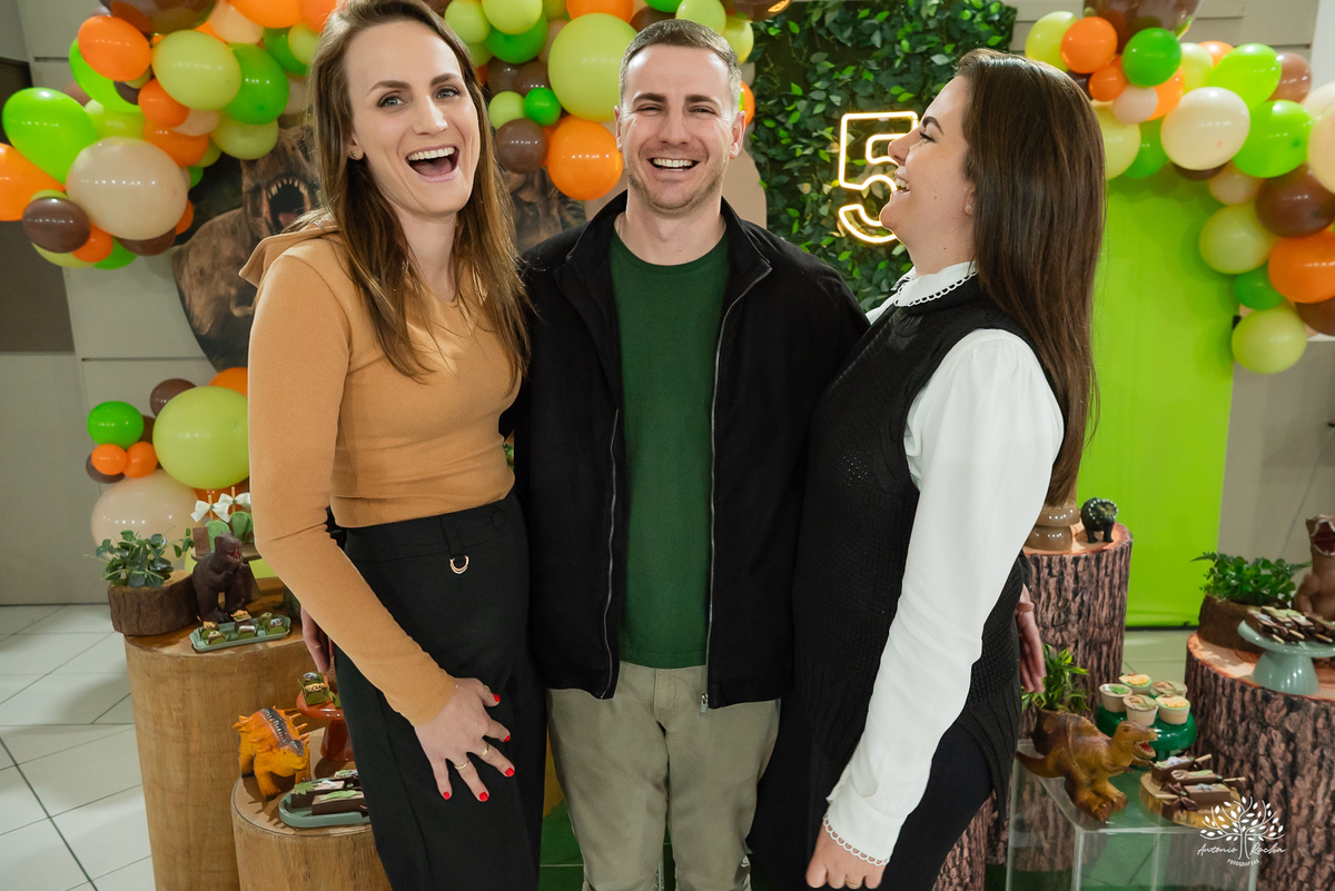 aniversário infantil - fotografia de aniversário - fotógrafo Pelotas - decoração dinossauros - festa temática infantil - fotografia espontânea - parabéns animado - docinhos da festa - salão Tio Guigui - fotografia de infância - Antonio Rocha Fotografias