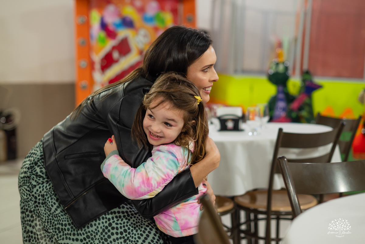 aniversário infantil - fotografia de aniversário - fotógrafo Pelotas - decoração dinossauros - festa temática infantil - fotografia espontânea - parabéns animado - docinhos da festa - salão Tio Guigui - fotografia de infância - Antonio Rocha Fotografias