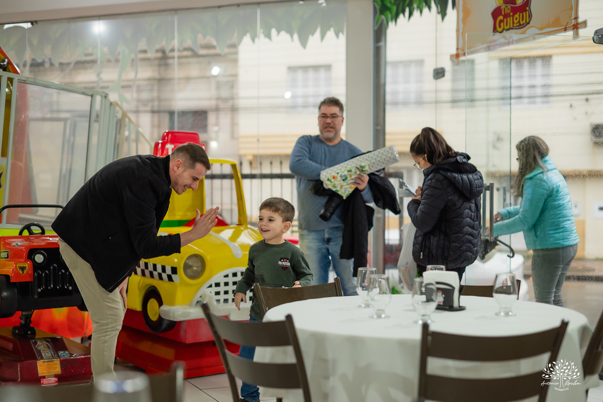 aniversário infantil - fotografia de aniversário - fotógrafo Pelotas - decoração dinossauros - festa temática infantil - fotografia espontânea - parabéns animado - docinhos da festa - salão Tio Guigui - fotografia de infância - Antonio Rocha Fotografias