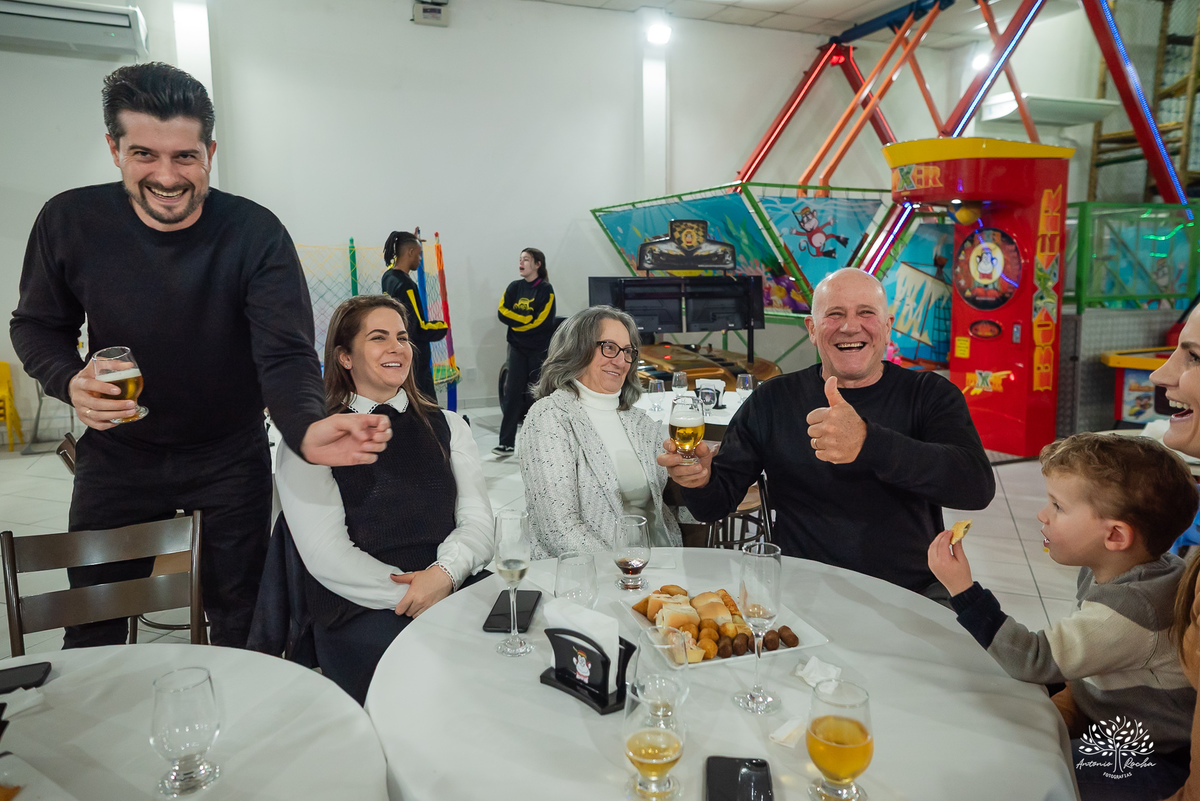 aniversário infantil - fotografia de aniversário - fotógrafo Pelotas - decoração dinossauros - festa temática infantil - fotografia espontânea - parabéns animado - docinhos da festa - salão Tio Guigui - fotografia de infância - Antonio Rocha Fotografias