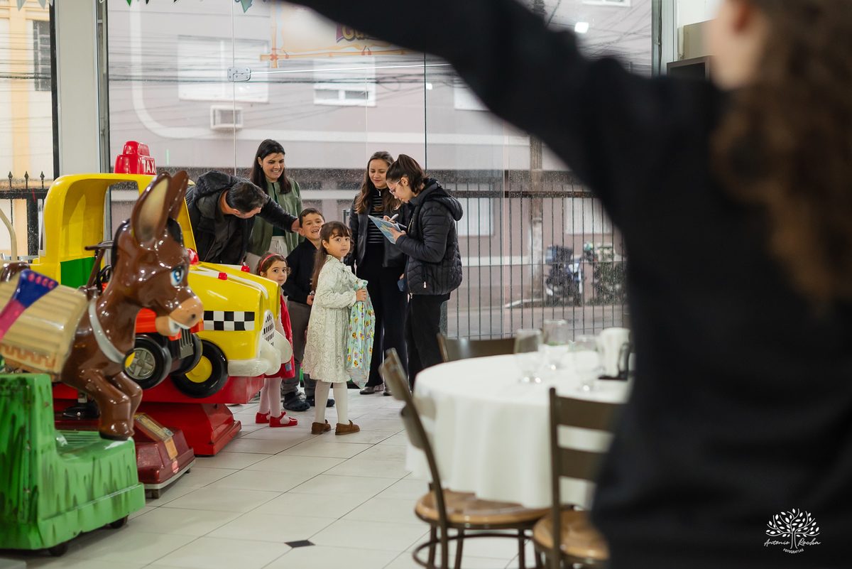 aniversário infantil - fotografia de aniversário - fotógrafo Pelotas - decoração dinossauros - festa temática infantil - fotografia espontânea - parabéns animado - docinhos da festa - salão Tio Guigui - fotografia de infância - Antonio Rocha Fotografias