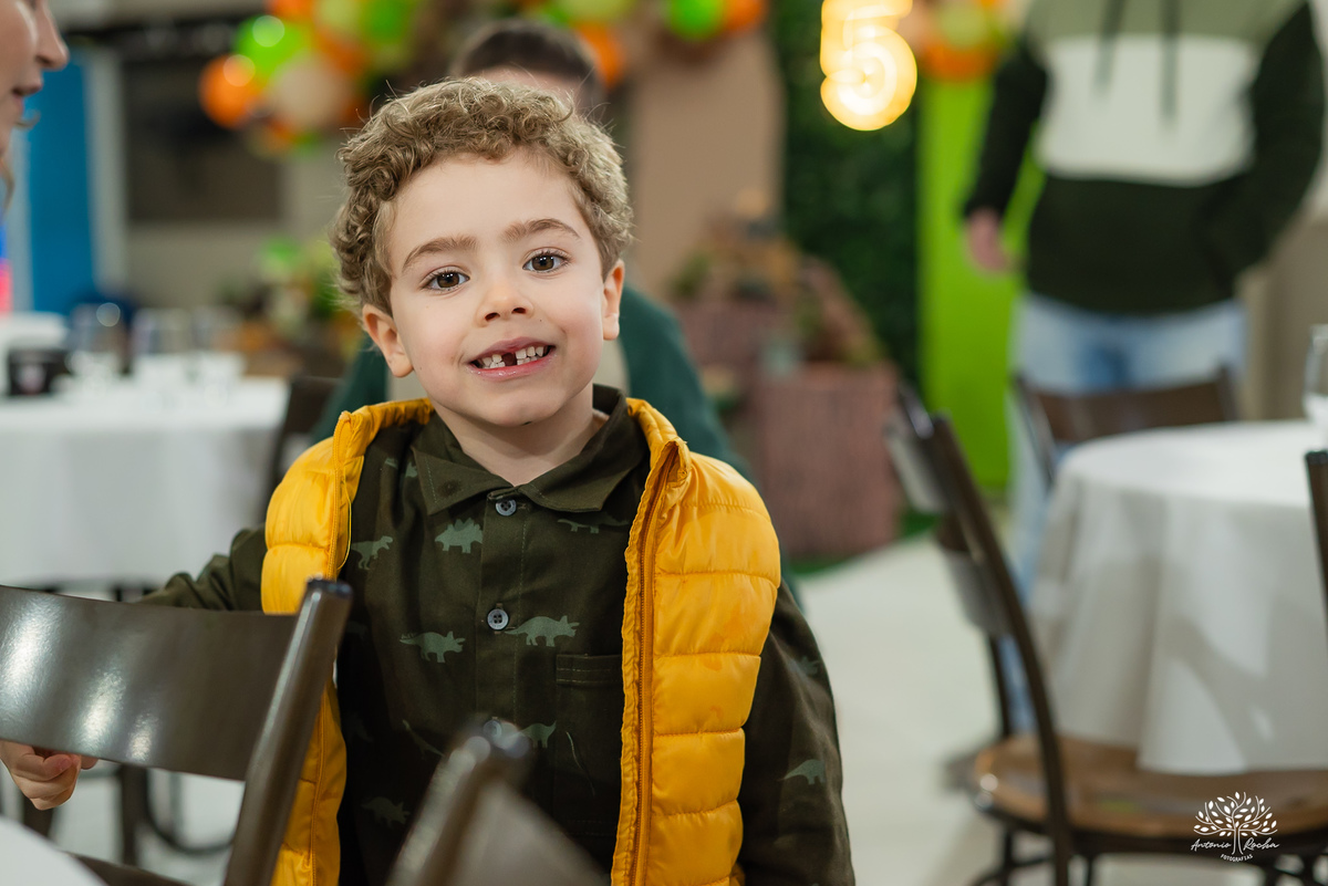 aniversário infantil - fotografia de aniversário - fotógrafo Pelotas - decoração dinossauros - festa temática infantil - fotografia espontânea - parabéns animado - docinhos da festa - salão Tio Guigui - fotografia de infância - Antonio Rocha Fotografias