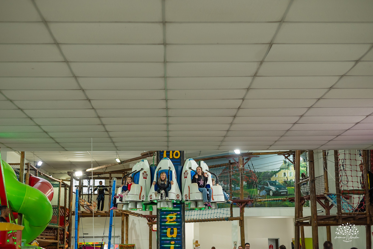 aniversário infantil - fotografia de aniversário - fotógrafo Pelotas - decoração dinossauros - festa temática infantil - fotografia espontânea - parabéns animado - docinhos da festa - salão Tio Guigui - fotografia de infância - Antonio Rocha Fotografias