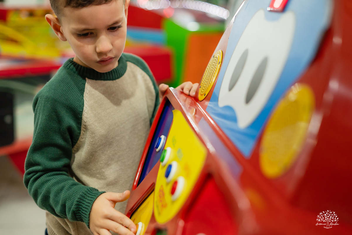 aniversário infantil - fotografia de aniversário - fotógrafo Pelotas - decoração dinossauros - festa temática infantil - fotografia espontânea - parabéns animado - docinhos da festa - salão Tio Guigui - fotografia de infância - Antonio Rocha Fotografias
