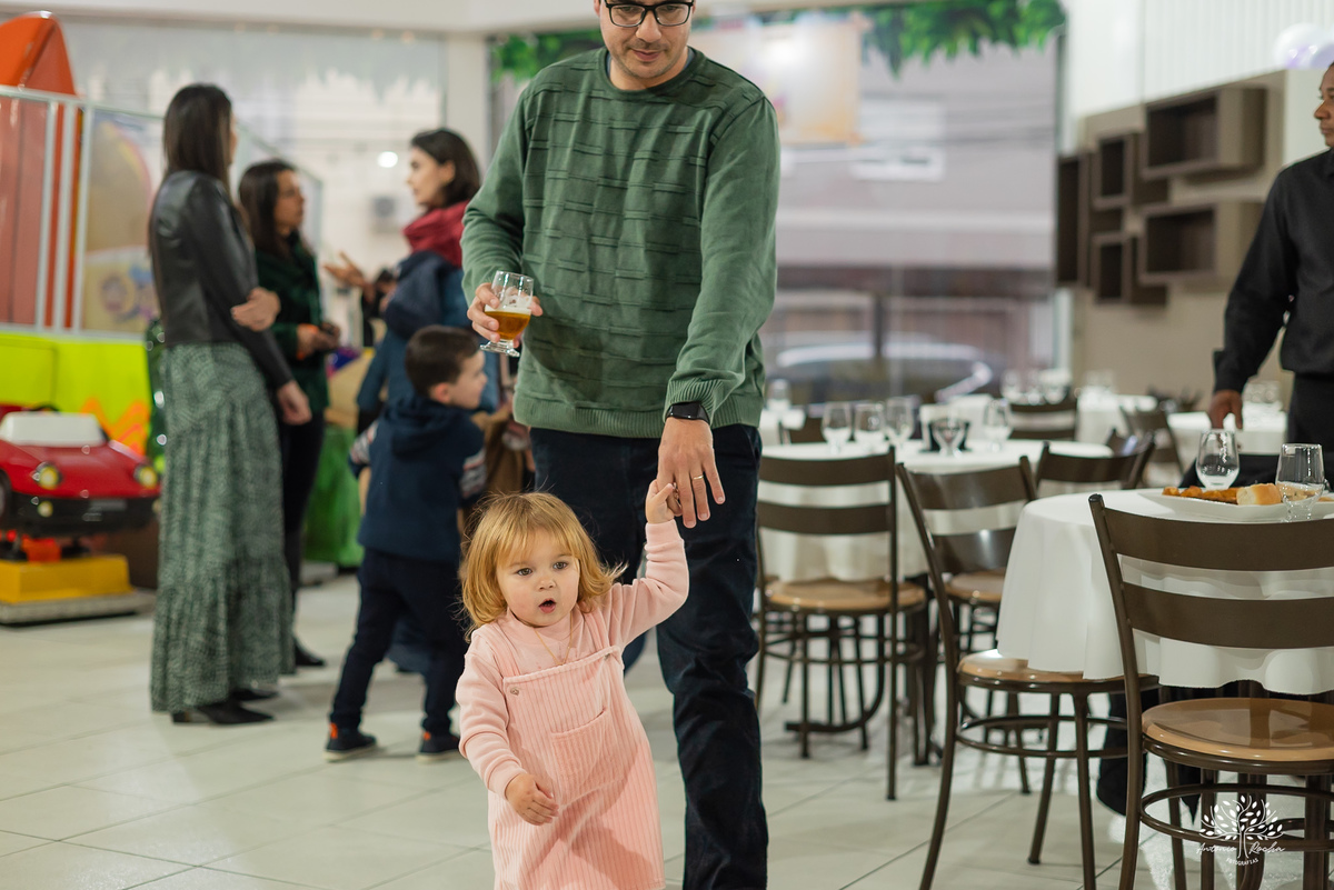 aniversário infantil - fotografia de aniversário - fotógrafo Pelotas - decoração dinossauros - festa temática infantil - fotografia espontânea - parabéns animado - docinhos da festa - salão Tio Guigui - fotografia de infância - Antonio Rocha Fotografias