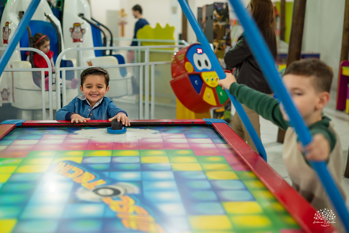 aniversário infantil - fotografia de aniversário - fotógrafo Pelotas - decoração dinossauros - festa temática infantil - fotografia espontânea - parabéns animado - docinhos da festa - salão Tio Guigui - fotografia de infância - Antonio Rocha Fotografias