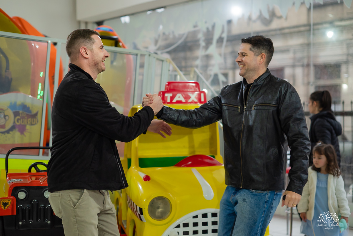 aniversário infantil - fotografia de aniversário - fotógrafo Pelotas - decoração dinossauros - festa temática infantil - fotografia espontânea - parabéns animado - docinhos da festa - salão Tio Guigui - fotografia de infância - Antonio Rocha Fotografias