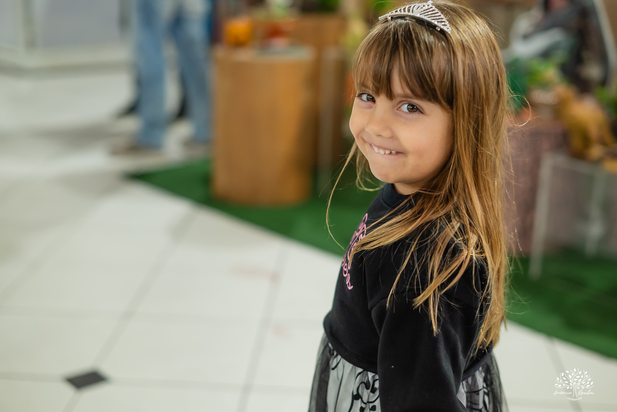 aniversário infantil - fotografia de aniversário - fotógrafo Pelotas - decoração dinossauros - festa temática infantil - fotografia espontânea - parabéns animado - docinhos da festa - salão Tio Guigui - fotografia de infância - Antonio Rocha Fotografias