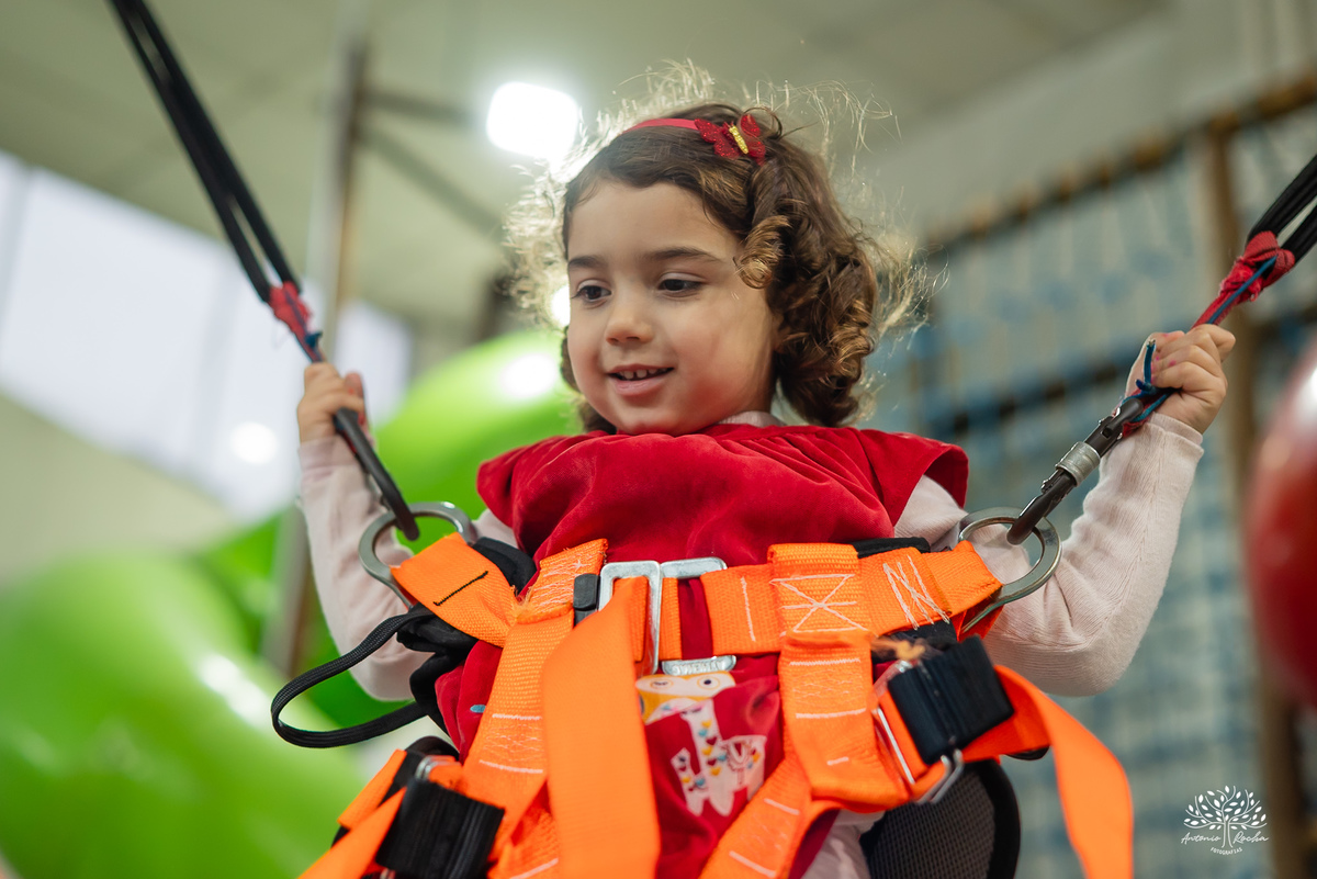 aniversário infantil - fotografia de aniversário - fotógrafo Pelotas - decoração dinossauros - festa temática infantil - fotografia espontânea - parabéns animado - docinhos da festa - salão Tio Guigui - fotografia de infância - Antonio Rocha Fotografias