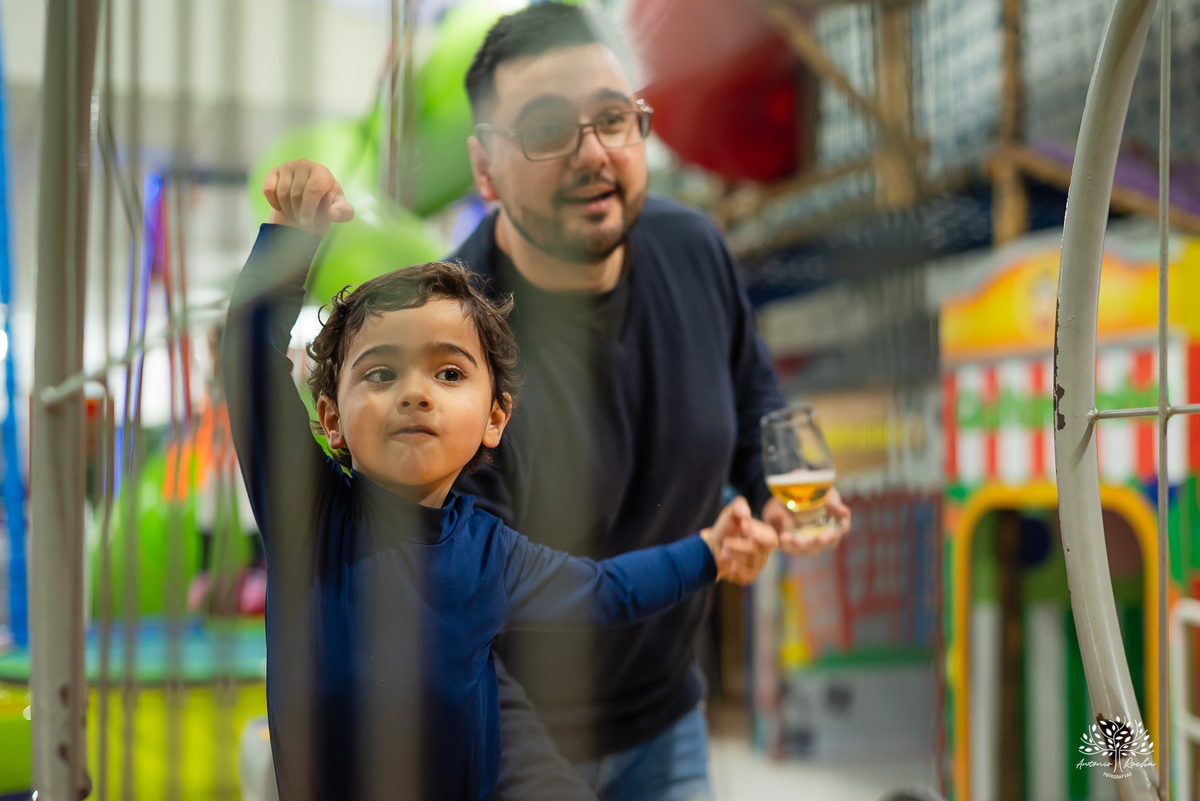 aniversário infantil - fotografia de aniversário - fotógrafo Pelotas - decoração dinossauros - festa temática infantil - fotografia espontânea - parabéns animado - docinhos da festa - salão Tio Guigui - fotografia de infância - Antonio Rocha Fotografias