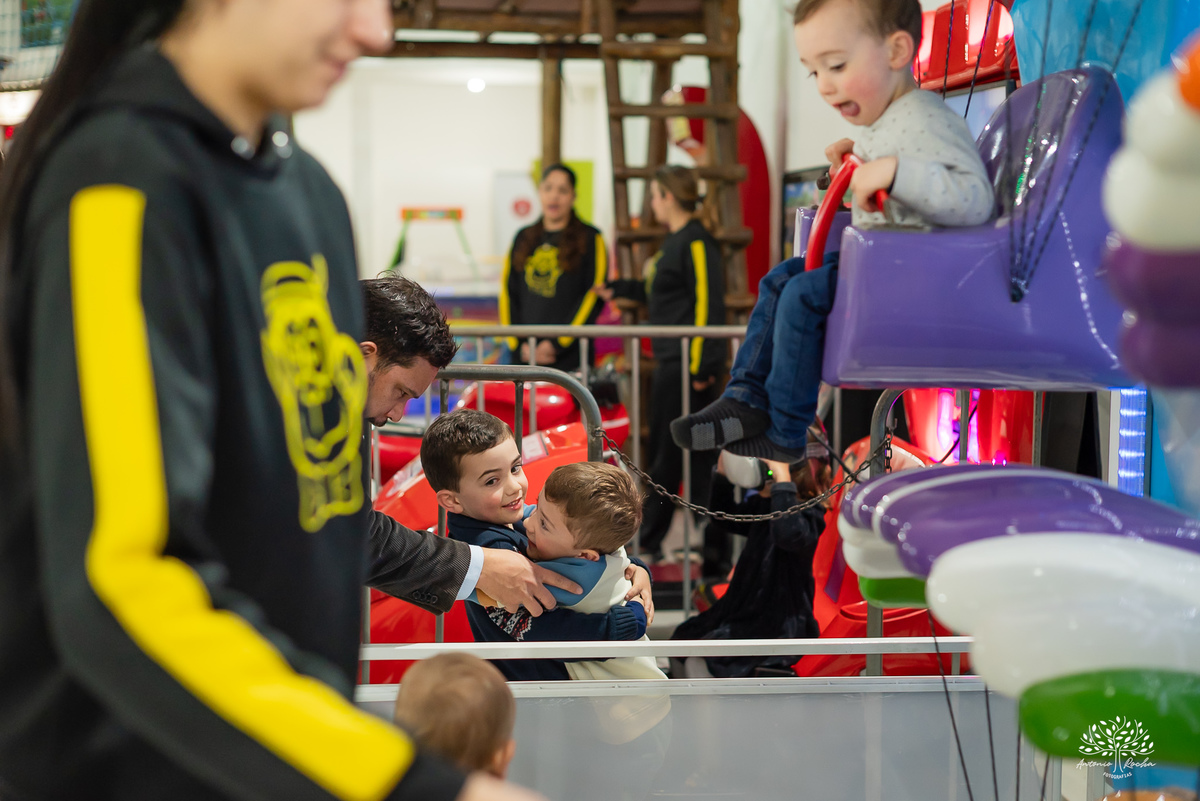 aniversário infantil - fotografia de aniversário - fotógrafo Pelotas - decoração dinossauros - festa temática infantil - fotografia espontânea - parabéns animado - docinhos da festa - salão Tio Guigui - fotografia de infância - Antonio Rocha Fotografias