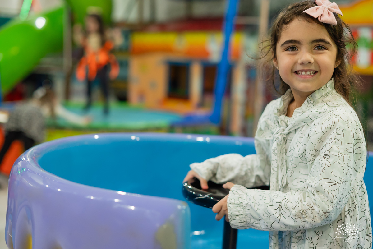 aniversário infantil - fotografia de aniversário - fotógrafo Pelotas - decoração dinossauros - festa temática infantil - fotografia espontânea - parabéns animado - docinhos da festa - salão Tio Guigui - fotografia de infância - Antonio Rocha Fotografias