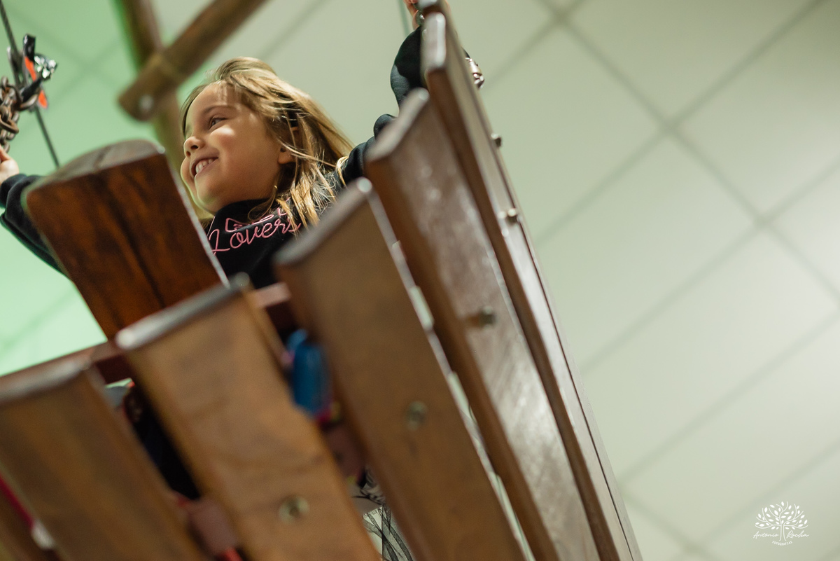 aniversário infantil - fotografia de aniversário - fotógrafo Pelotas - decoração dinossauros - festa temática infantil - fotografia espontânea - parabéns animado - docinhos da festa - salão Tio Guigui - fotografia de infância - Antonio Rocha Fotografias