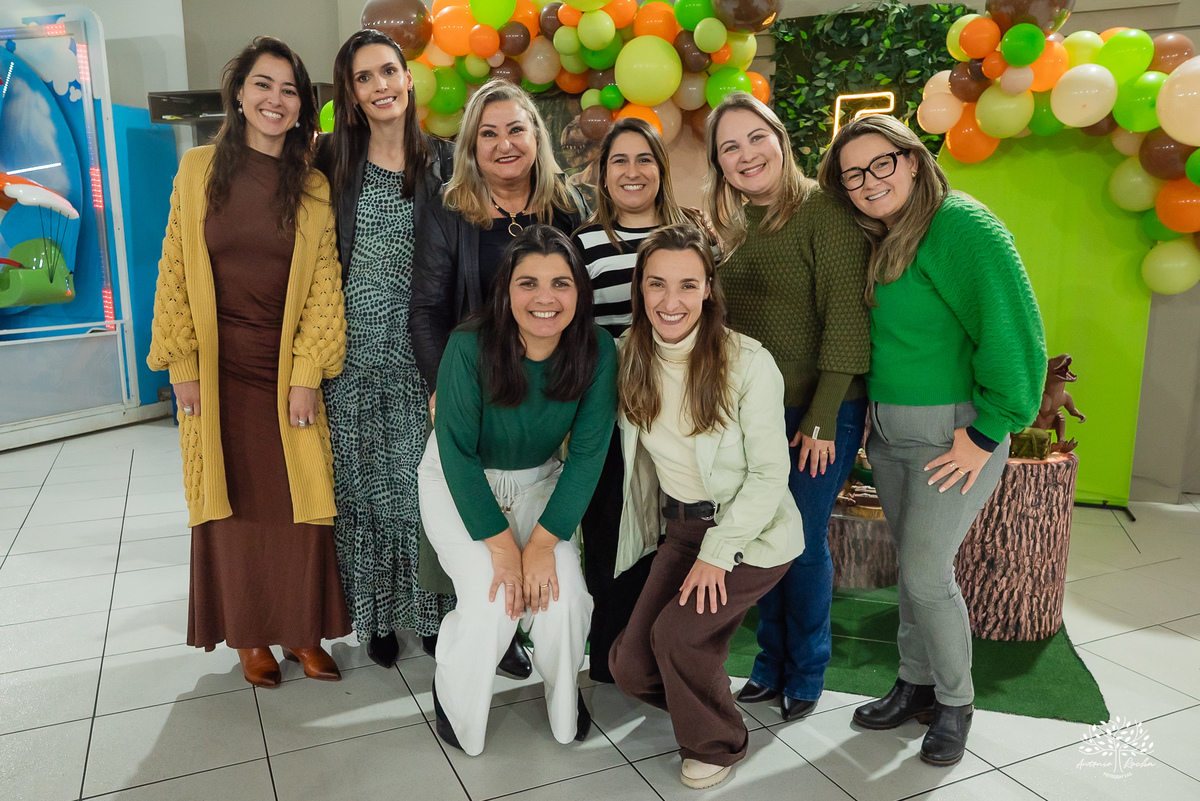 aniversário infantil - fotografia de aniversário - fotógrafo Pelotas - decoração dinossauros - festa temática infantil - fotografia espontânea - parabéns animado - docinhos da festa - salão Tio Guigui - fotografia de infância - Antonio Rocha Fotografias