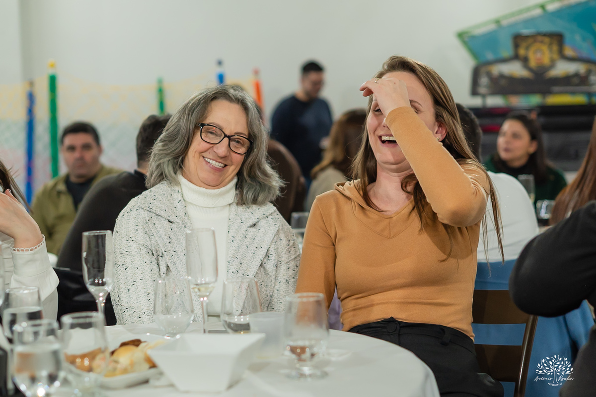 aniversário infantil - fotografia de aniversário - fotógrafo Pelotas - decoração dinossauros - festa temática infantil - fotografia espontânea - parabéns animado - docinhos da festa - salão Tio Guigui - fotografia de infância - Antonio Rocha Fotografias