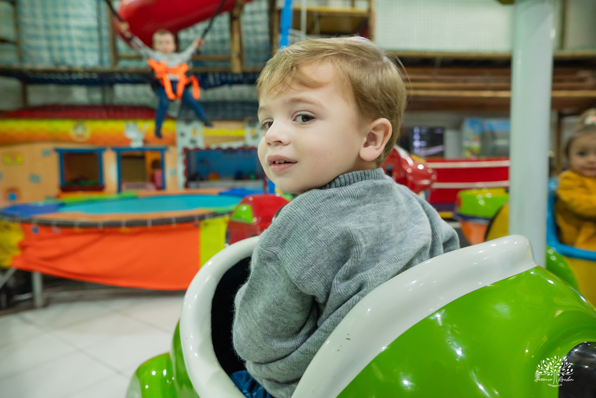 aniversário infantil - fotografia de aniversário - fotógrafo Pelotas - decoração dinossauros - festa temática infantil - fotografia espontânea - parabéns animado - docinhos da festa - salão Tio Guigui - fotografia de infância - Antonio Rocha Fotografias