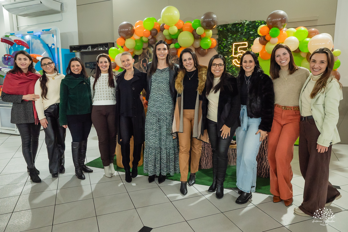 aniversário infantil - fotografia de aniversário - fotógrafo Pelotas - decoração dinossauros - festa temática infantil - fotografia espontânea - parabéns animado - docinhos da festa - salão Tio Guigui - fotografia de infância - Antonio Rocha Fotografias