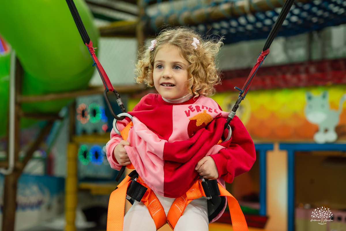 aniversário infantil - fotografia de aniversário - fotógrafo Pelotas - decoração dinossauros - festa temática infantil - fotografia espontânea - parabéns animado - docinhos da festa - salão Tio Guigui - fotografia de infância - Antonio Rocha Fotografias