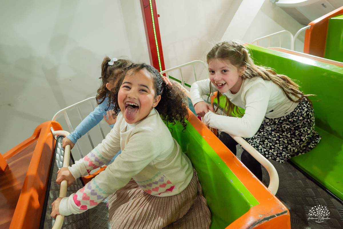 aniversário infantil - fotografia de aniversário - fotógrafo Pelotas - decoração dinossauros - festa temática infantil - fotografia espontânea - parabéns animado - docinhos da festa - salão Tio Guigui - fotografia de infância - Antonio Rocha Fotografias