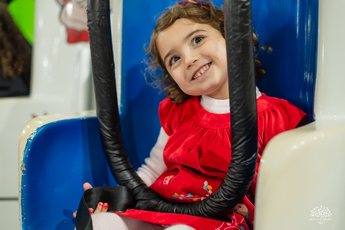 aniversário infantil - fotografia de aniversário - fotógrafo Pelotas - decoração dinossauros - festa temática infantil - fotografia espontânea - parabéns animado - docinhos da festa - salão Tio Guigui - fotografia de infância - Antonio Rocha Fotografias