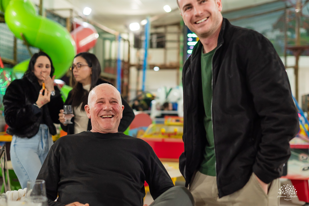 aniversário infantil - fotografia de aniversário - fotógrafo Pelotas - decoração dinossauros - festa temática infantil - fotografia espontânea - parabéns animado - docinhos da festa - salão Tio Guigui - fotografia de infância - Antonio Rocha Fotografias