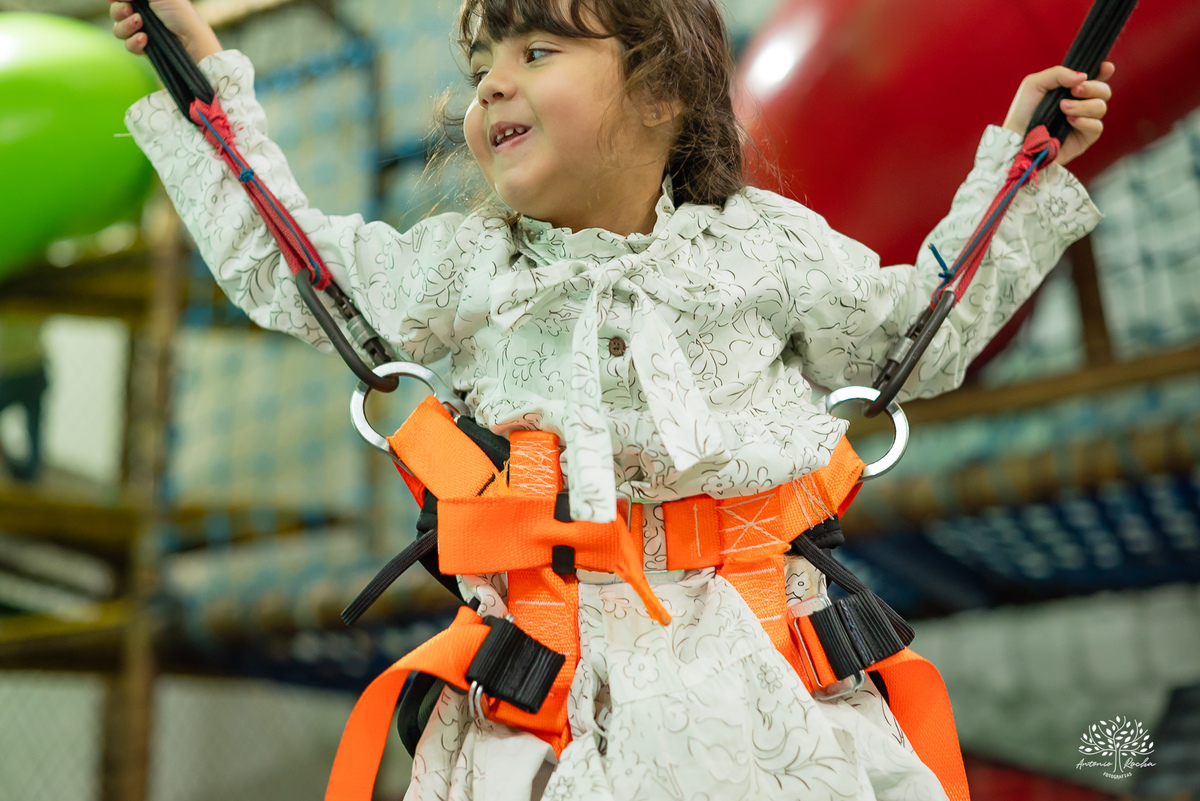 aniversário infantil - fotografia de aniversário - fotógrafo Pelotas - decoração dinossauros - festa temática infantil - fotografia espontânea - parabéns animado - docinhos da festa - salão Tio Guigui - fotografia de infância - Antonio Rocha Fotografias