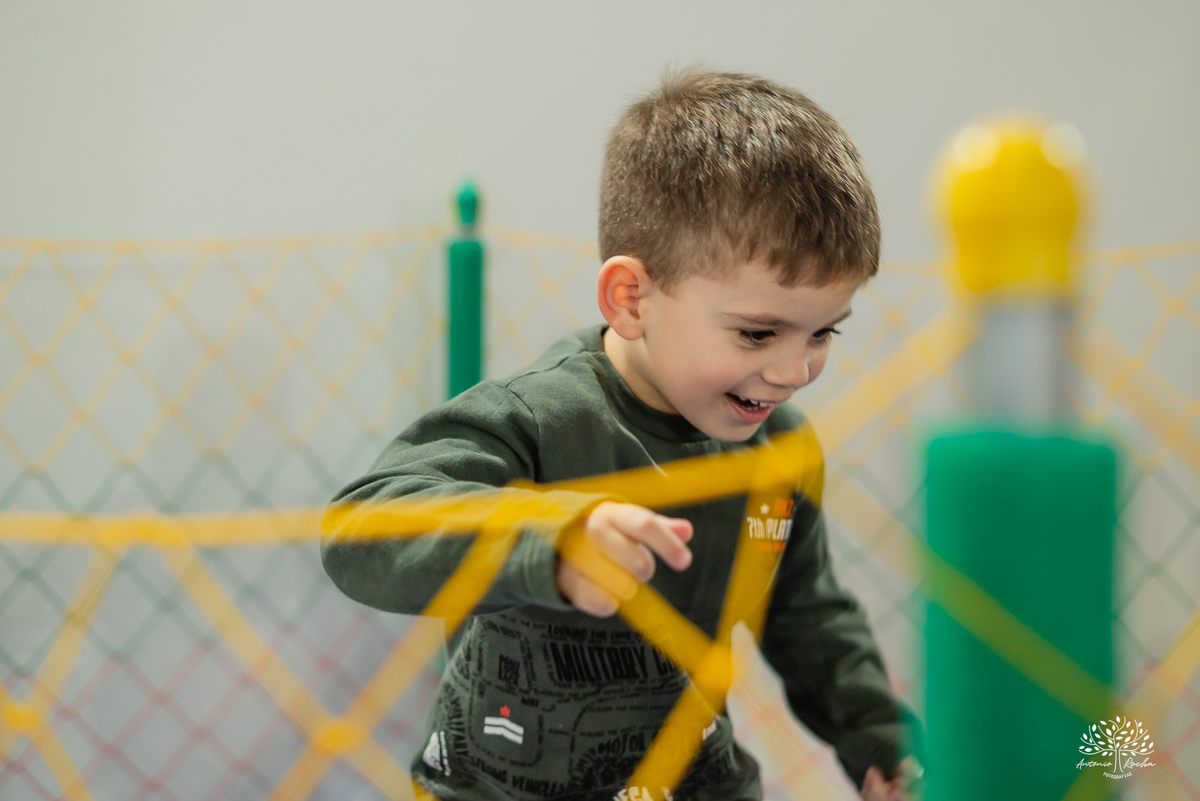 aniversário infantil - fotografia de aniversário - fotógrafo Pelotas - decoração dinossauros - festa temática infantil - fotografia espontânea - parabéns animado - docinhos da festa - salão Tio Guigui - fotografia de infância - Antonio Rocha Fotografias