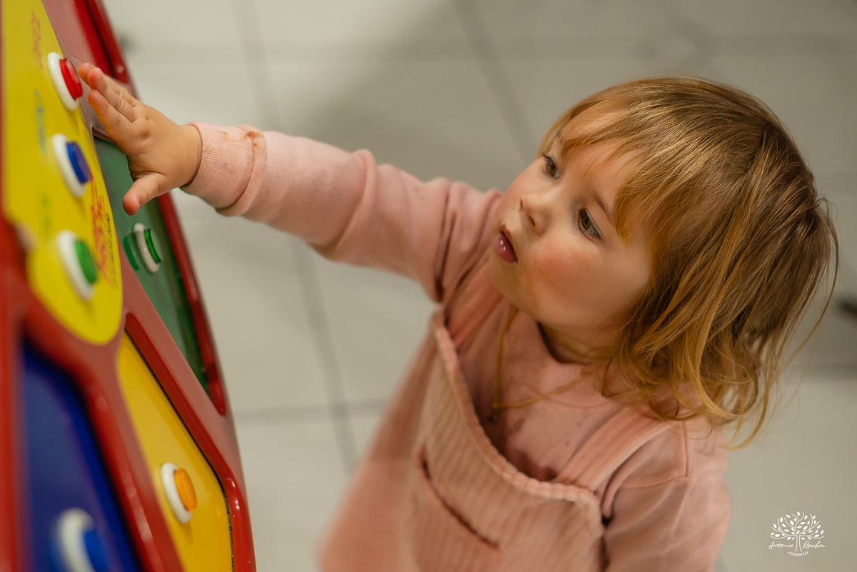 aniversário infantil - fotografia de aniversário - fotógrafo Pelotas - decoração dinossauros - festa temática infantil - fotografia espontânea - parabéns animado - docinhos da festa - salão Tio Guigui - fotografia de infância - Antonio Rocha Fotografias