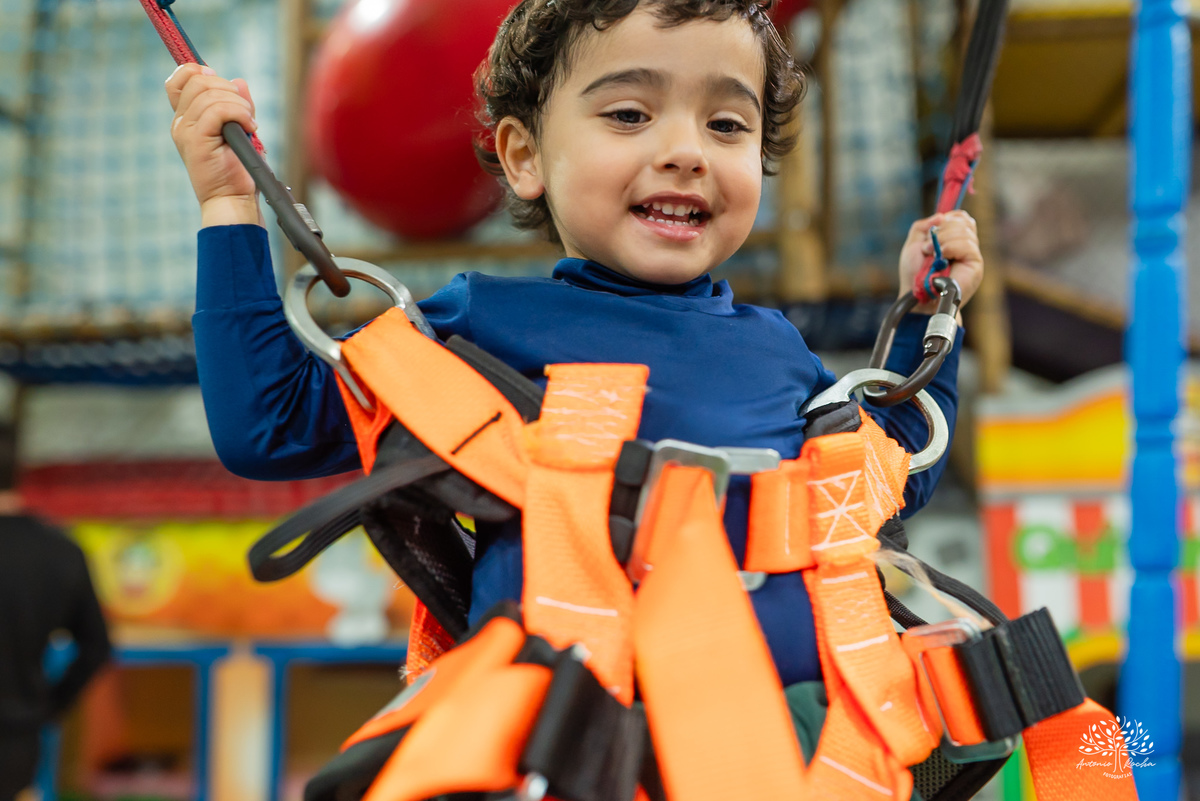 aniversário infantil - fotografia de aniversário - fotógrafo Pelotas - decoração dinossauros - festa temática infantil - fotografia espontânea - parabéns animado - docinhos da festa - salão Tio Guigui - fotografia de infância - Antonio Rocha Fotografias