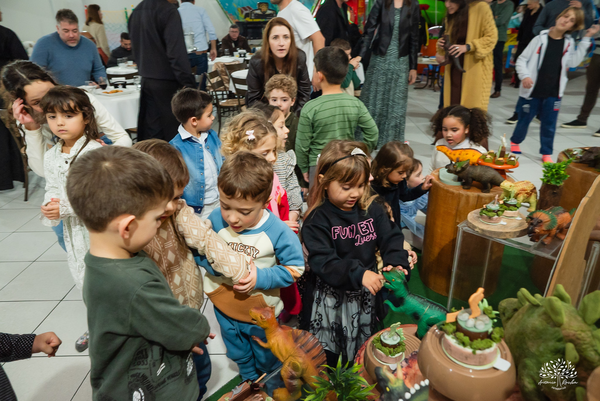 aniversário infantil - fotografia de aniversário - fotógrafo Pelotas - decoração dinossauros - festa temática infantil - fotografia espontânea - parabéns animado - docinhos da festa - salão Tio Guigui - fotografia de infância - Antonio Rocha Fotografias