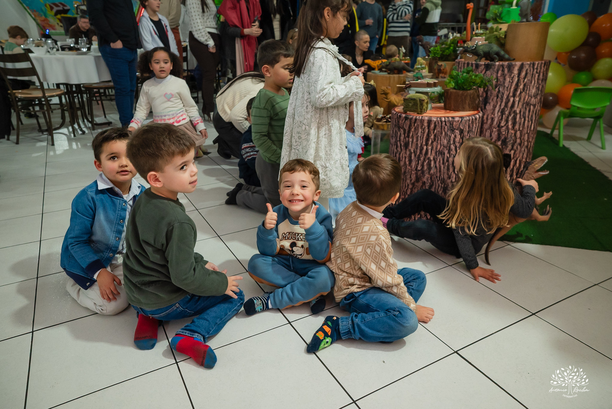 aniversário infantil - fotografia de aniversário - fotógrafo Pelotas - decoração dinossauros - festa temática infantil - fotografia espontânea - parabéns animado - docinhos da festa - salão Tio Guigui - fotografia de infância - Antonio Rocha Fotografias