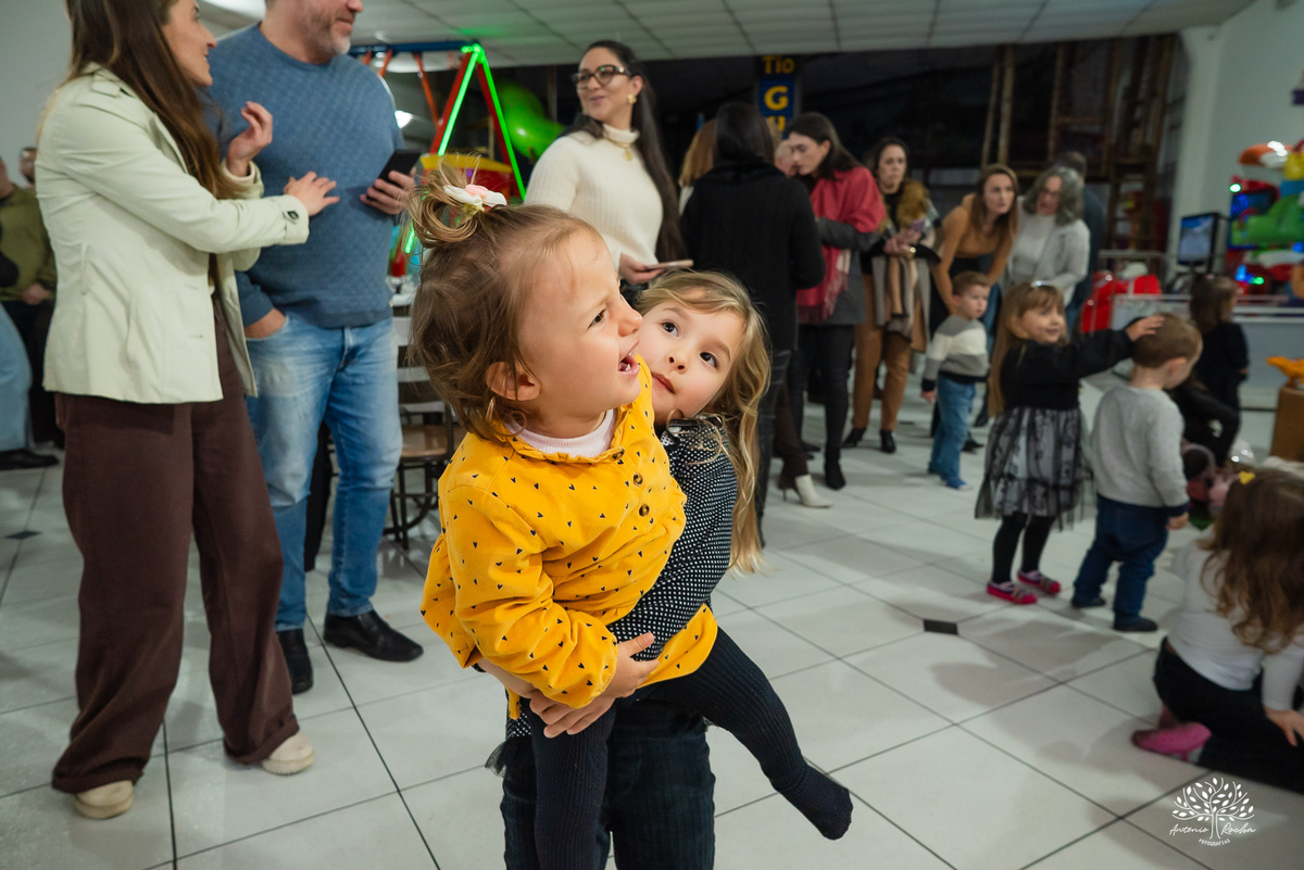 aniversário infantil - fotografia de aniversário - fotógrafo Pelotas - decoração dinossauros - festa temática infantil - fotografia espontânea - parabéns animado - docinhos da festa - salão Tio Guigui - fotografia de infância - Antonio Rocha Fotografias