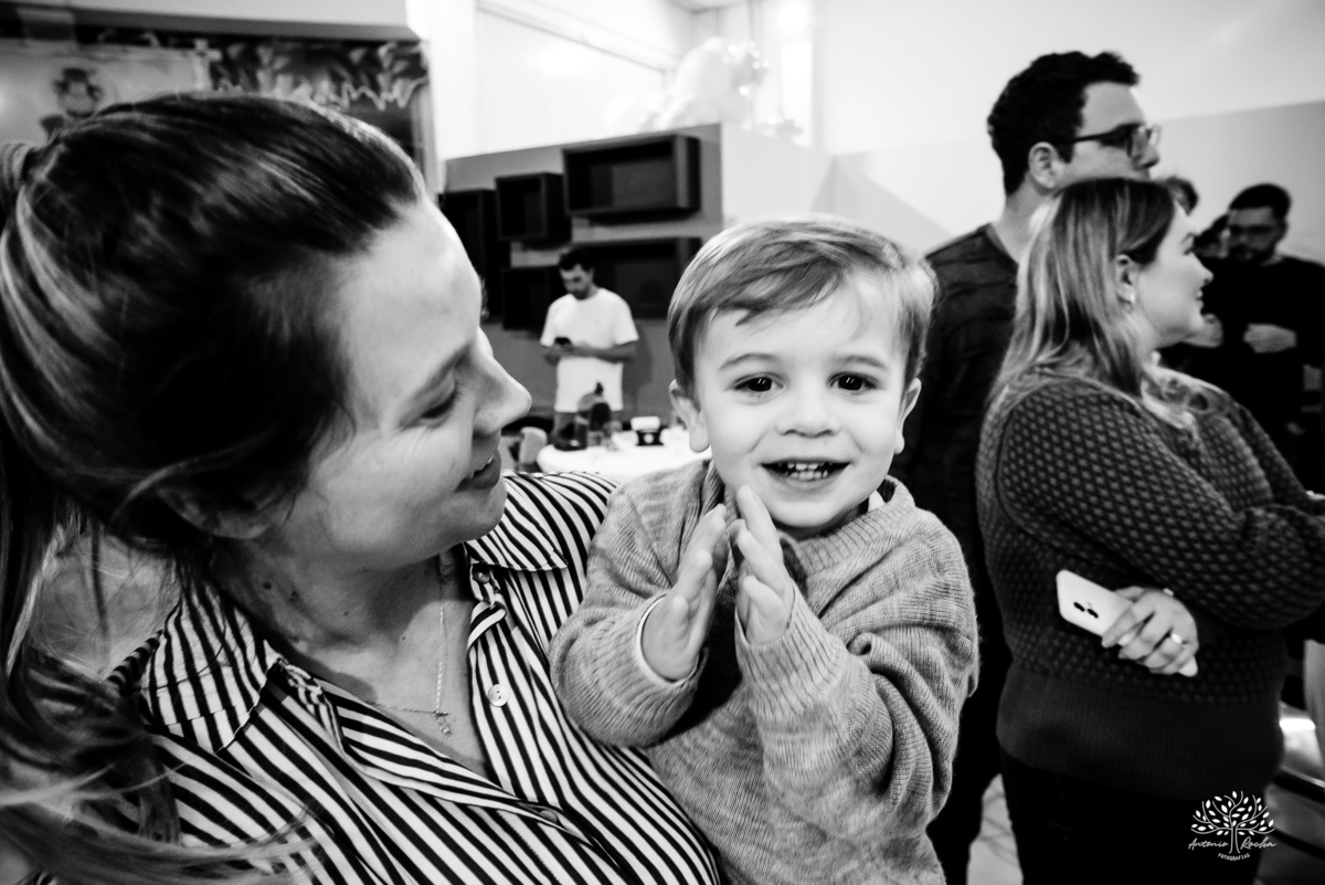 aniversário infantil - fotografia de aniversário - fotógrafo Pelotas - decoração dinossauros - festa temática infantil - fotografia espontânea - parabéns animado - docinhos da festa - salão Tio Guigui - fotografia de infância - Antonio Rocha Fotografias