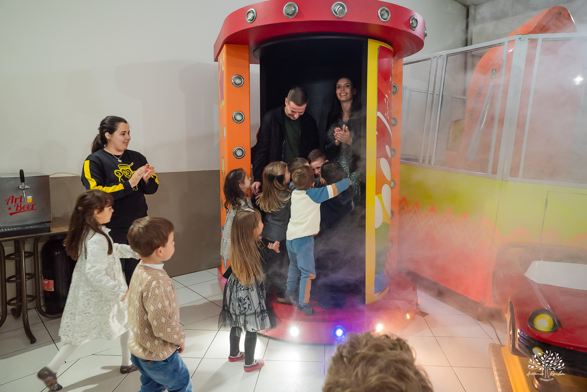 aniversário infantil - fotografia de aniversário - fotógrafo Pelotas - decoração dinossauros - festa temática infantil - fotografia espontânea - parabéns animado - docinhos da festa - salão Tio Guigui - fotografia de infância - Antonio Rocha Fotografias