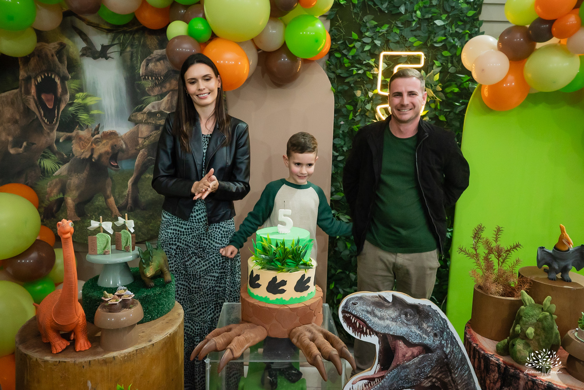 aniversário infantil - fotografia de aniversário - fotógrafo Pelotas - decoração dinossauros - festa temática infantil - fotografia espontânea - parabéns animado - docinhos da festa - salão Tio Guigui - fotografia de infância - Antonio Rocha Fotografias