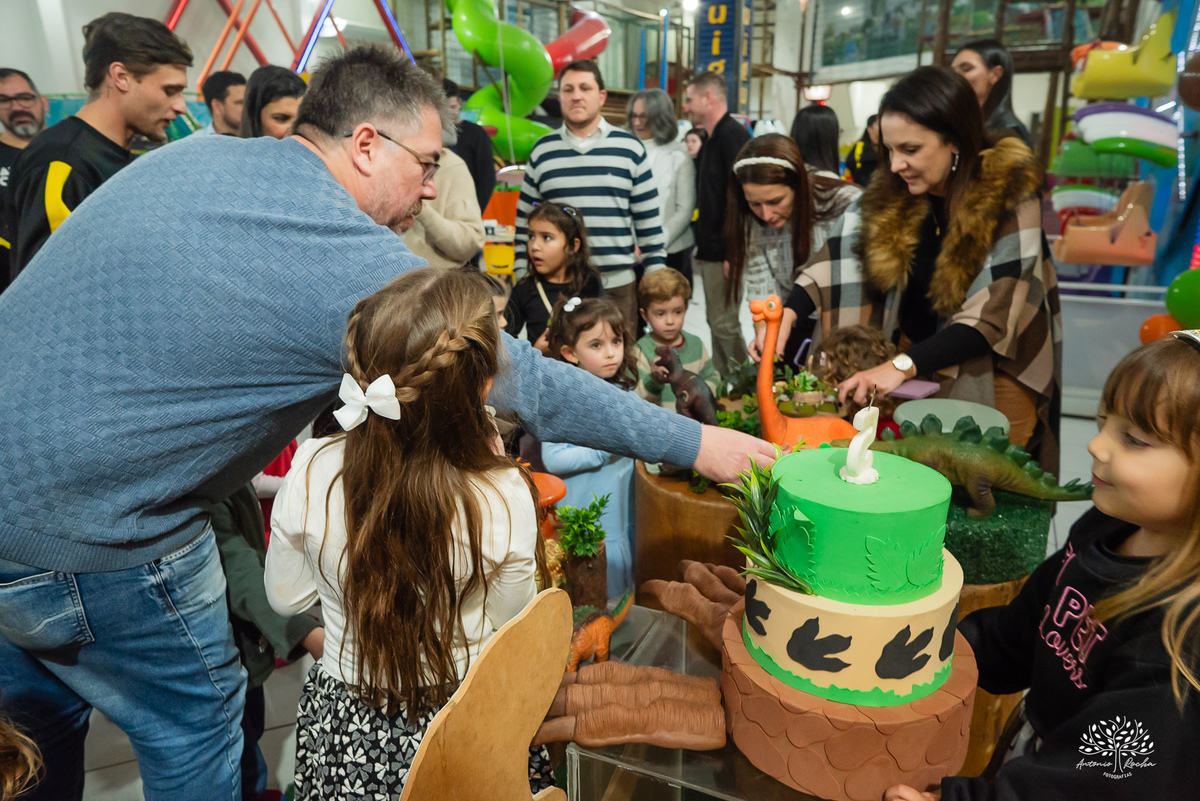 aniversário infantil - fotografia de aniversário - fotógrafo Pelotas - decoração dinossauros - festa temática infantil - fotografia espontânea - parabéns animado - docinhos da festa - salão Tio Guigui - fotografia de infância - Antonio Rocha Fotografias