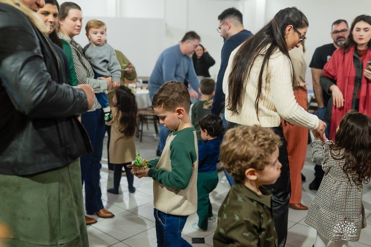 aniversário infantil - fotografia de aniversário - fotógrafo Pelotas - decoração dinossauros - festa temática infantil - fotografia espontânea - parabéns animado - docinhos da festa - salão Tio Guigui - fotografia de infância - Antonio Rocha Fotografias
