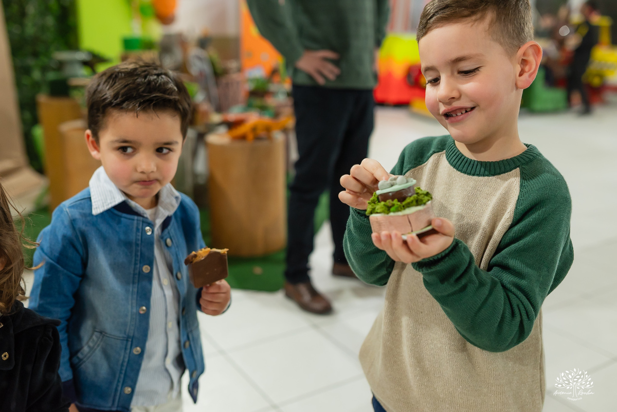 aniversário infantil - fotografia de aniversário - fotógrafo Pelotas - decoração dinossauros - festa temática infantil - fotografia espontânea - parabéns animado - docinhos da festa - salão Tio Guigui - fotografia de infância - Antonio Rocha Fotografias