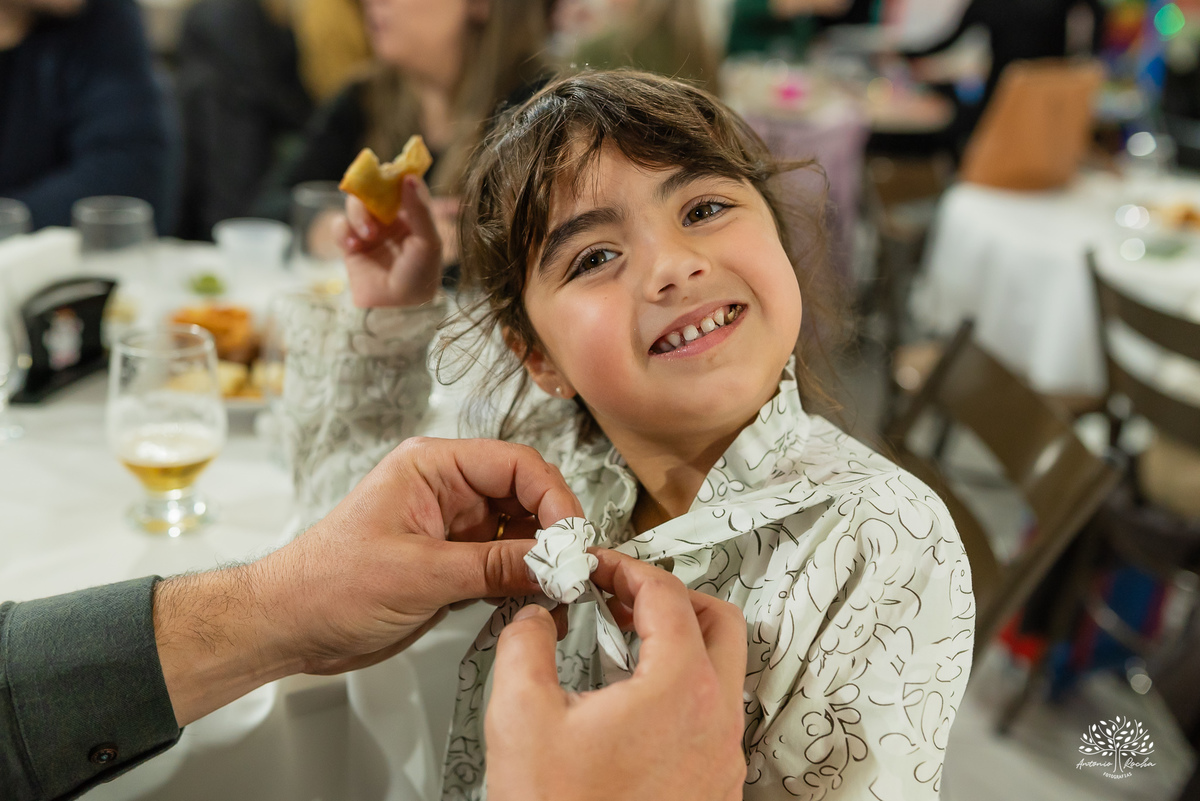 aniversário infantil - fotografia de aniversário - fotógrafo Pelotas - decoração dinossauros - festa temática infantil - fotografia espontânea - parabéns animado - docinhos da festa - salão Tio Guigui - fotografia de infância - Antonio Rocha Fotografias