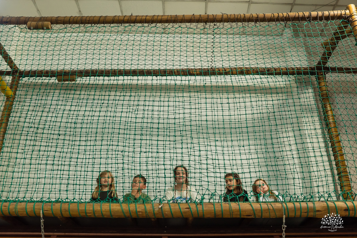 aniversário infantil - fotografia de aniversário - fotógrafo Pelotas - decoração dinossauros - festa temática infantil - fotografia espontânea - parabéns animado - docinhos da festa - salão Tio Guigui - fotografia de infância - Antonio Rocha Fotografias