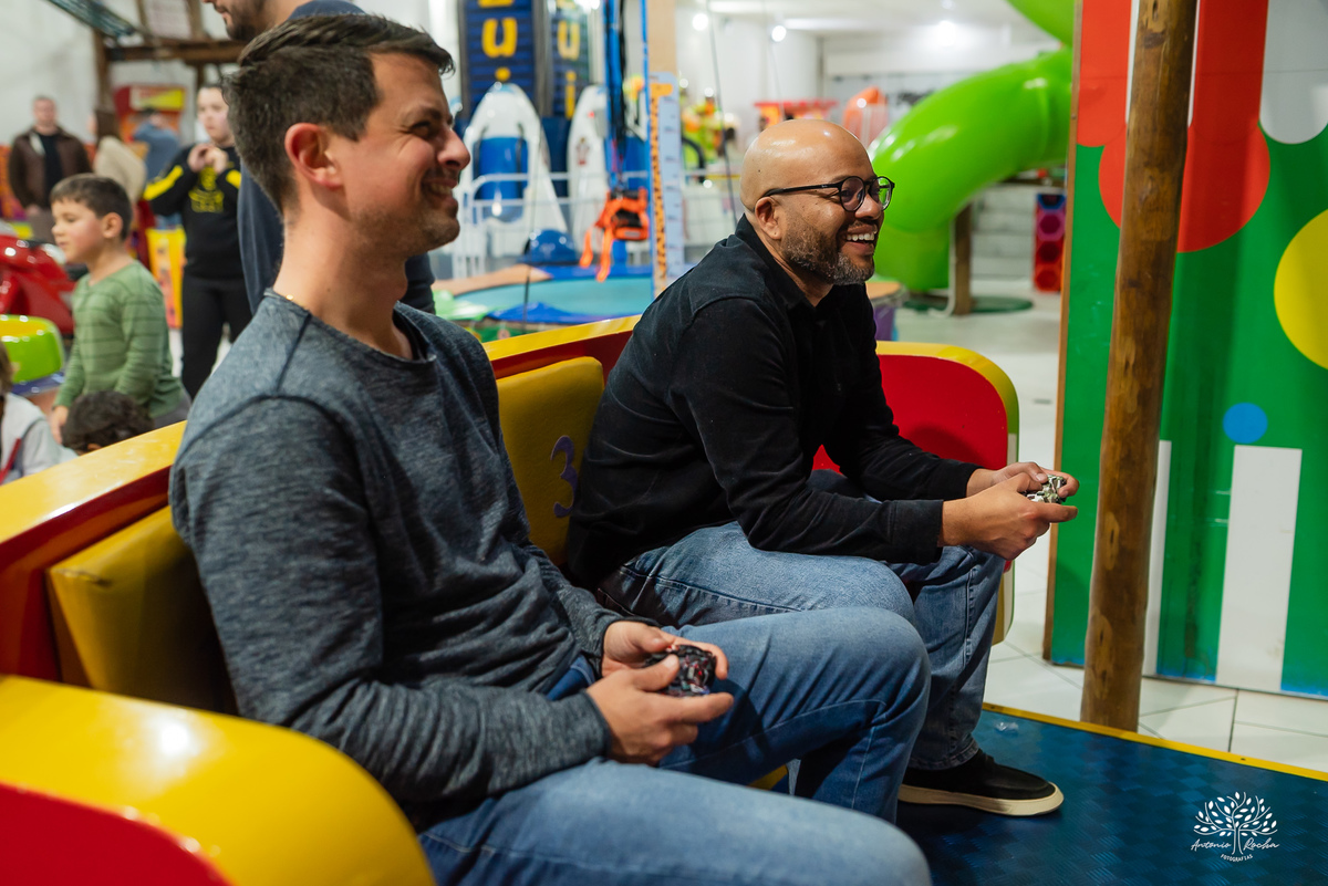 aniversário infantil - fotografia de aniversário - fotógrafo Pelotas - decoração dinossauros - festa temática infantil - fotografia espontânea - parabéns animado - docinhos da festa - salão Tio Guigui - fotografia de infância - Antonio Rocha Fotografias