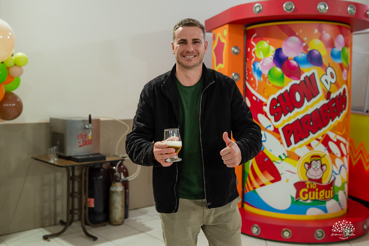 aniversário infantil - fotografia de aniversário - fotógrafo Pelotas - decoração dinossauros - festa temática infantil - fotografia espontânea - parabéns animado - docinhos da festa - salão Tio Guigui - fotografia de infância - Antonio Rocha Fotografias