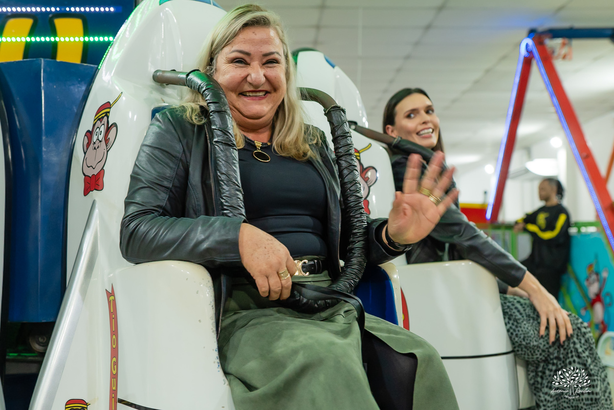 aniversário infantil - fotografia de aniversário - fotógrafo Pelotas - decoração dinossauros - festa temática infantil - fotografia espontânea - parabéns animado - docinhos da festa - salão Tio Guigui - fotografia de infância - Antonio Rocha Fotografias