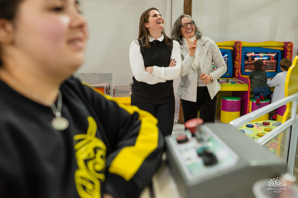 aniversário infantil - fotografia de aniversário - fotógrafo Pelotas - decoração dinossauros - festa temática infantil - fotografia espontânea - parabéns animado - docinhos da festa - salão Tio Guigui - fotografia de infância - Antonio Rocha Fotografias