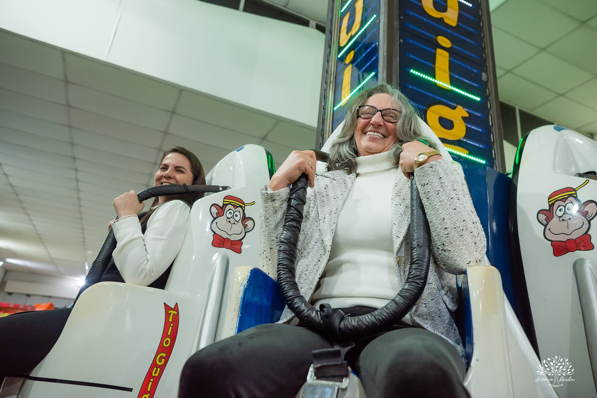 aniversário infantil - fotografia de aniversário - fotógrafo Pelotas - decoração dinossauros - festa temática infantil - fotografia espontânea - parabéns animado - docinhos da festa - salão Tio Guigui - fotografia de infância - Antonio Rocha Fotografias