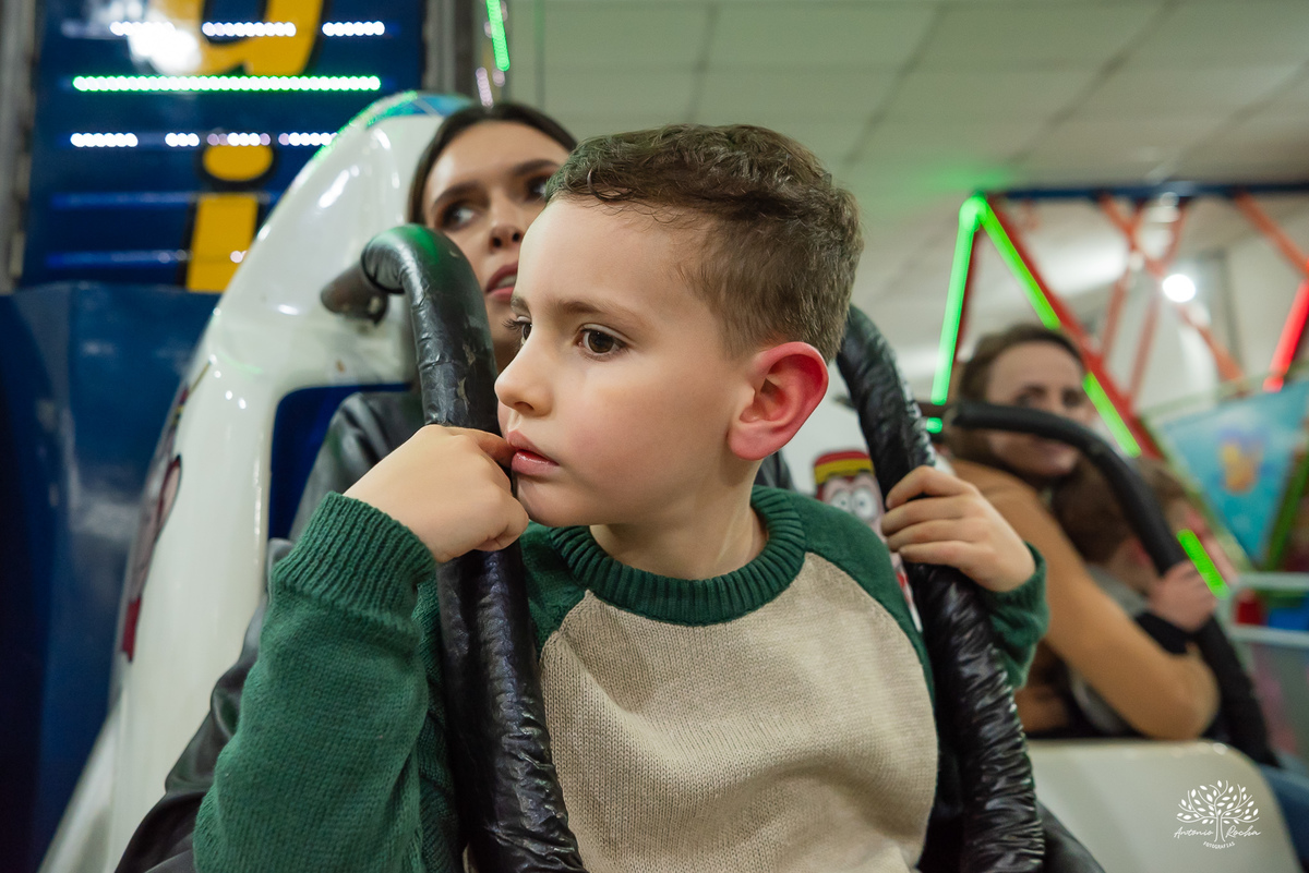 aniversário infantil - fotografia de aniversário - fotógrafo Pelotas - decoração dinossauros - festa temática infantil - fotografia espontânea - parabéns animado - docinhos da festa - salão Tio Guigui - fotografia de infância - Antonio Rocha Fotografias