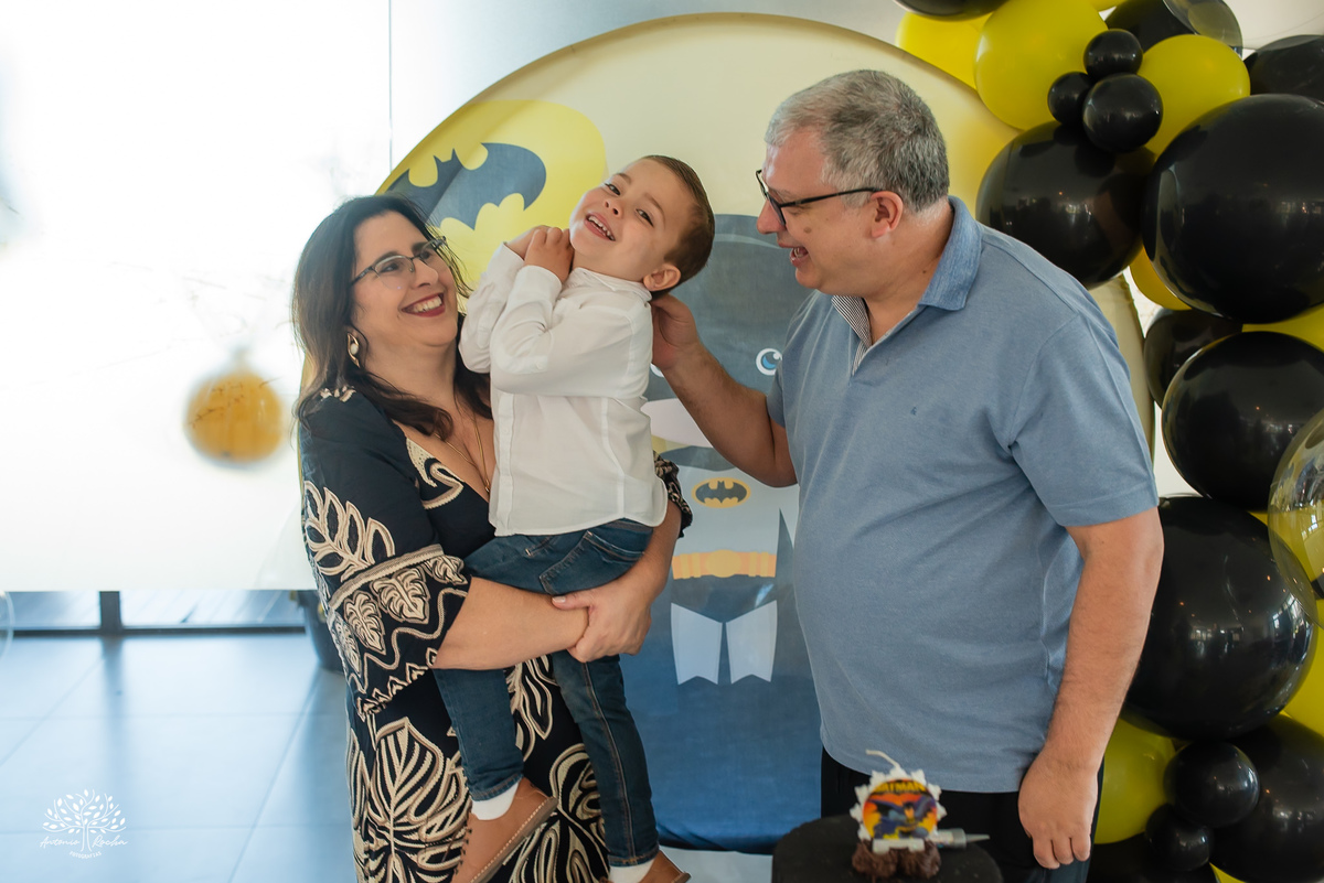 fotografia infantil - fotógrafo de aniversários - registro de infância - festa infantil - fotos espontâneas - fotógrafo em família - lembranças de aniversário - fotografia de criança  - tema Batman - animador Roxito - chuva de neve - Antonio Rochas Fotos