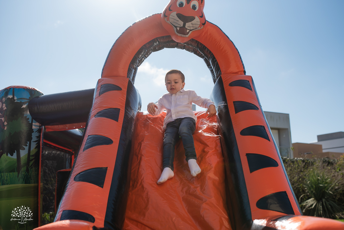fotografia infantil - fotógrafo de aniversários - registro de infância - festa infantil - fotos espontâneas - fotógrafo em família - lembranças de aniversário - fotografia de criança  - tema Batman - animador Roxito - chuva de neve - Antonio Rochas Fotos